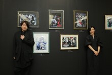 「黒執事展 -Rich Black-」を訪れた小野大輔（左）、坂本真綾（右）。（撮影：重本隆）