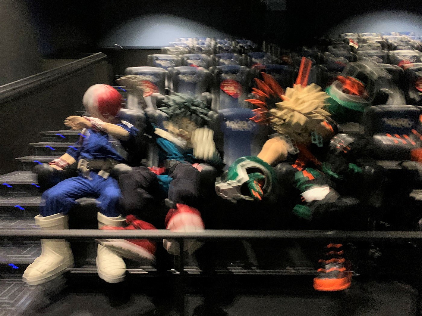 劇場アニメ「僕のヒーローアカデミア THE MOVIE ワールド ヒーローズ ミッション」“4D WORLD SMASH上映を体験する轟焦凍、緑谷出久、爆豪勝己。