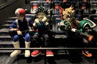 劇場アニメ「僕のヒーローアカデミア THE MOVIE ワールド ヒーローズ ミッション」“4D WORLD SMASH上映を体験する轟焦凍、緑谷出久、爆豪勝己。