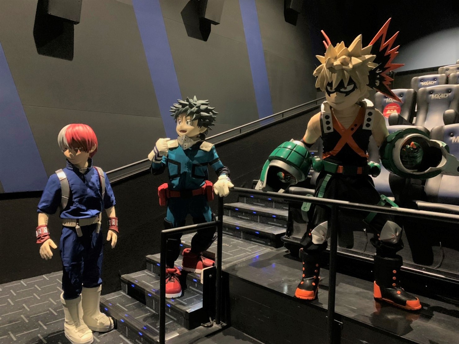 劇場アニメ「僕のヒーローアカデミア THE MOVIE ワールド ヒーローズ ミッション」“4D WORLD SMASH上映を体験する轟焦凍、緑谷出久、爆豪勝己。