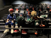 劇場アニメ「僕のヒーローアカデミア THE MOVIE ワールド ヒーローズ ミッション」“4D WORLD SMASH上映を体験する轟焦凍、緑谷出久、爆豪勝己。
