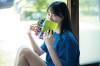 大槻りこによるコラボグラビアより。撮影 / 藤本和典、スタイリスト / KAN、ヘアメイク / 哘絵美子、デザイン / 坂上和也 ( banjo )