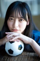 大槻りこによるコラボグラビアより。撮影 / 藤本和典、スタイリスト / KAN、ヘアメイク / 哘絵美子、デザイン / 坂上和也 ( banjo )