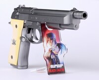 「Onslaught オンスロート ブラック・ラグーン イラスト集」の限定版に付属する「ソードカトラス THE WATER GUN 画集限定シルバーVer.（アルゴ舎製）」「WATER GUN用特製アクリルスタンド」。