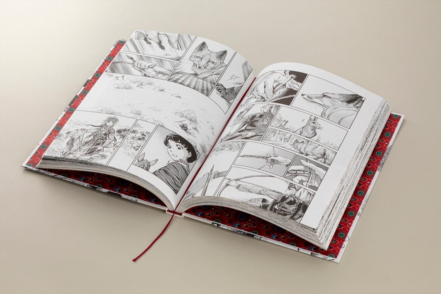 「乙嫁語り」ワイド版1巻を開いたところ。本のノドの部分まで楽しめるよう、ホローバック製本が採用されている。