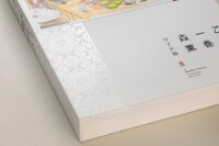 浮き上がる模様は透明箔押し。