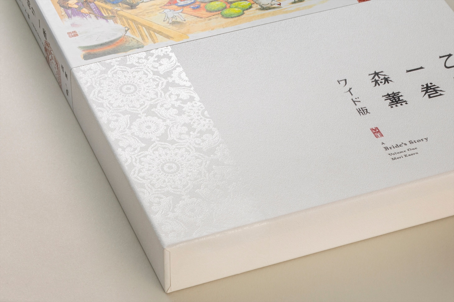 浮き上がる模様は透明箔押し。