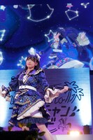 輝イブ役の指出毬亜。