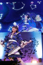 輝イブ役の指出毬亜。