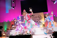 ゴーゴー！マスコッツ。左からメルパン役の大森日雅、キラッCHU役の山下七海、ラビリィ役の田中美海。