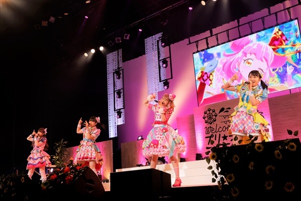 左から青葉りんか役の厚木那奈美、桃山みらい役の林鼓子、キラッCHU役の山下七海、萌黄えも役の久保田未夢。