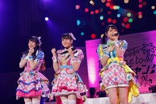 ミラクル☆キラッツ。左から青葉りんか役の厚木那奈美、桃山みらい役の林鼓子、萌黄えも役の久保田未夢。