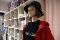 CHProductionの応接室には、groovisionsによる“人型グラフィックデザインシステム”チャッピーの等身大マネキンが置かれている。この日は取材のため「スローループ」の作中で小春が着ているのと同じ「FISHING ADDICT」Tシャツを着用。釣りガールをイメージしたコーディネートで出迎えてくれた。