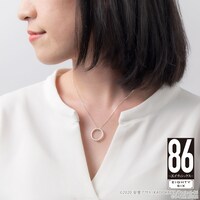 「８６―エイティシックス― レイドデバイスモチーフ ネックレス」の着用イメージ。