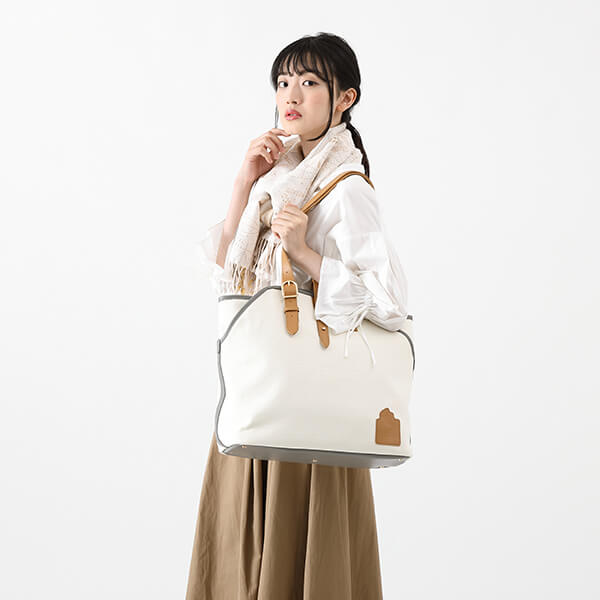 「夏目友人帳 モデル トートバッグ」の着用画像。