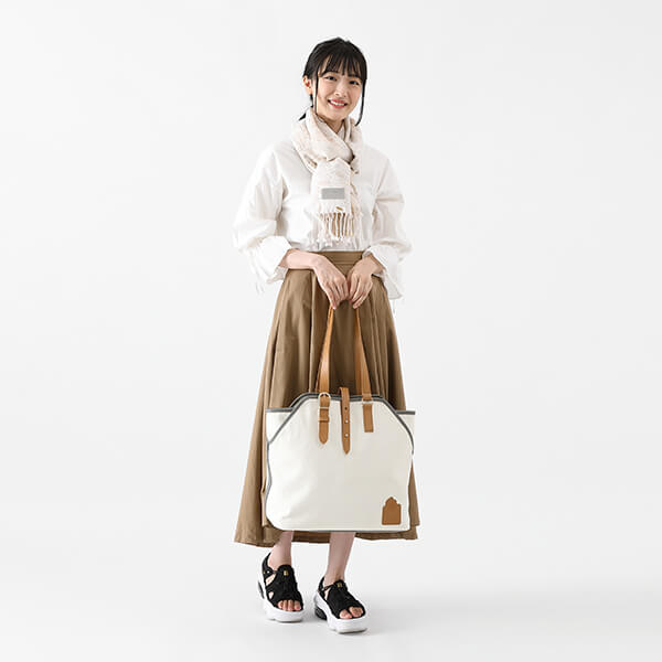 「夏目友人帳 モデル トートバッグ」の着用画像。
