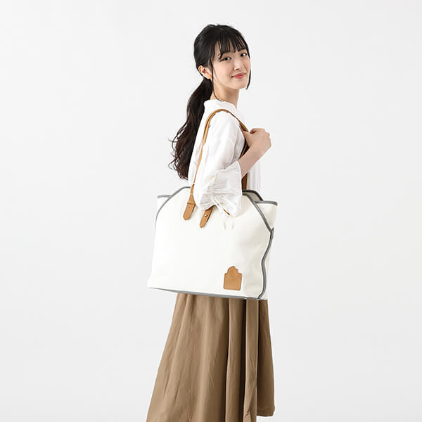 「夏目友人帳 モデル トートバッグ」の着用画像。