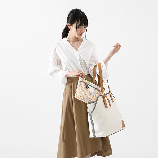 「夏目友人帳 モデル トートバッグ」の着用画像。