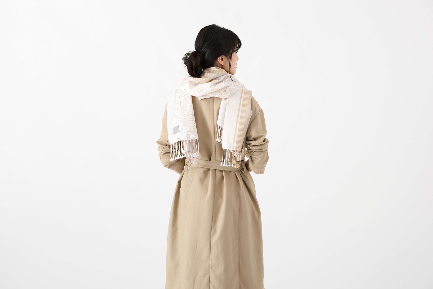 「夏目友人帳 モデル ストール」着用画像。