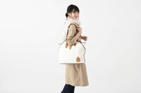 「夏目友人帳 モデル トートバッグ」の着用画像。