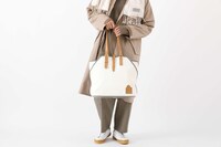 「夏目友人帳 モデル トートバッグ」の着用画像。
