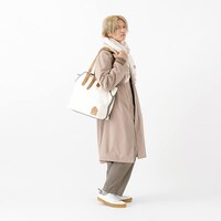 「夏目友人帳 モデル トートバッグ」の着用画像。