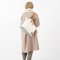 「夏目友人帳 モデル トートバッグ」の着用画像。