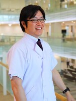 こびナビ事務局長・黒川友哉氏。千葉大学医学部卒 。千葉大学病院臨床試験部助教。PMDA定期専門委員（耳鼻咽喉科学、薬事）。