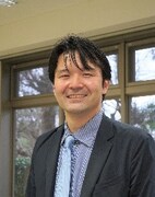 こびナビ代表・吉村健佑氏。千葉大学医学部卒。千葉大学病院次世代医療構想センター特任教授(公衆衛生学、精神医学)。