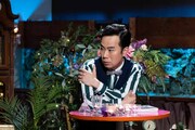 藤井隆演じる配信番組のMC。