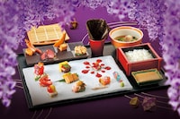 宇髄天元をモチーフにした「モダン寿司御膳」。（画像提供：ユニバーサル・スタジオ・ジャパン）