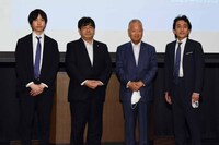 海賊版サイトに対する国際執行手続き強化に関する報告会の様子。左から中島博之、来賓の山田太郎と甘利明、後藤健郎。