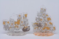 左がLaLa10月号の付録、右が「夏目友人帳」27巻特装版に付いているアクリルフィギュア。