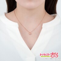 「カードキャプターさくら コスチューム ネックレス（メインver.）」の着用イメージ。