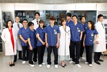 「ラジエーションハウスII～放射線科の診断レポート～」のキャスト。前列左から和久井映見、浜野謙太、広瀬アリス、窪田正孝、本田翼、遠藤憲一、山口紗弥加。後列左から浅野和之、鈴木伸之、丸山智己、矢野聖人、高嶋政宏。