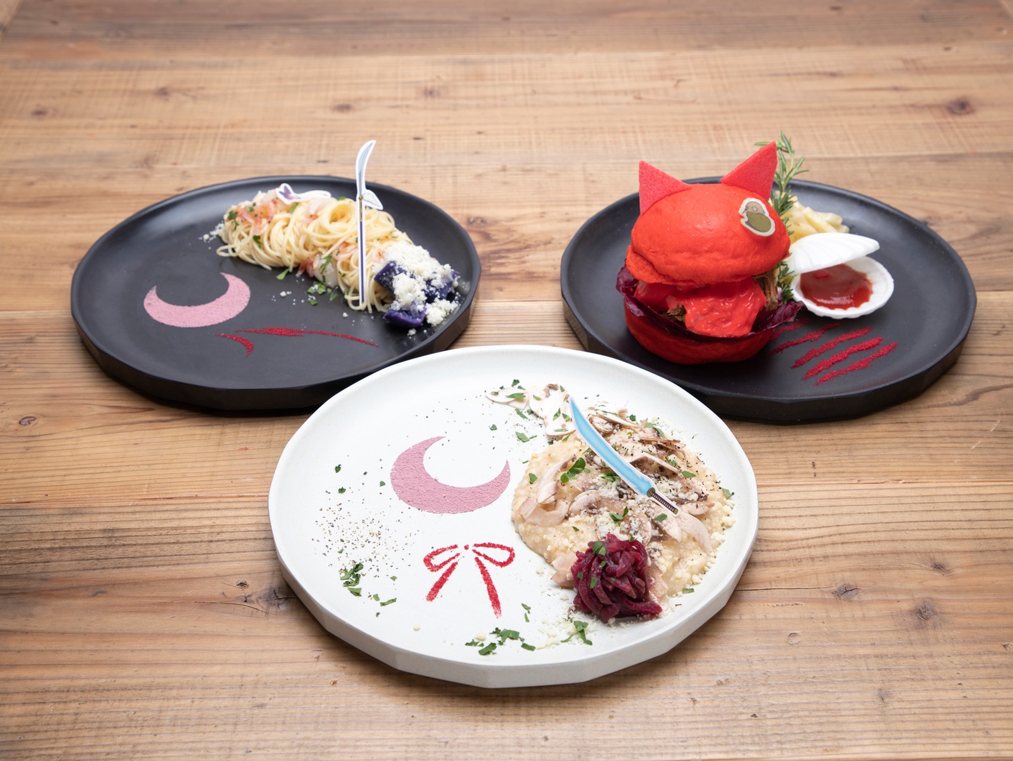 左上から「せつなの冷製パスタ」、「もろはの紅夜叉バーガー」。中央手前は「日暮とわのクリームリゾット」。