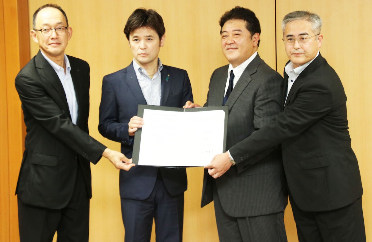 左から熊本県教育委員会教育長・古閑陽一氏、高森町町長・草村大成氏、コアミックス取締役・持田修一、高森高校校長・山中圭介氏。