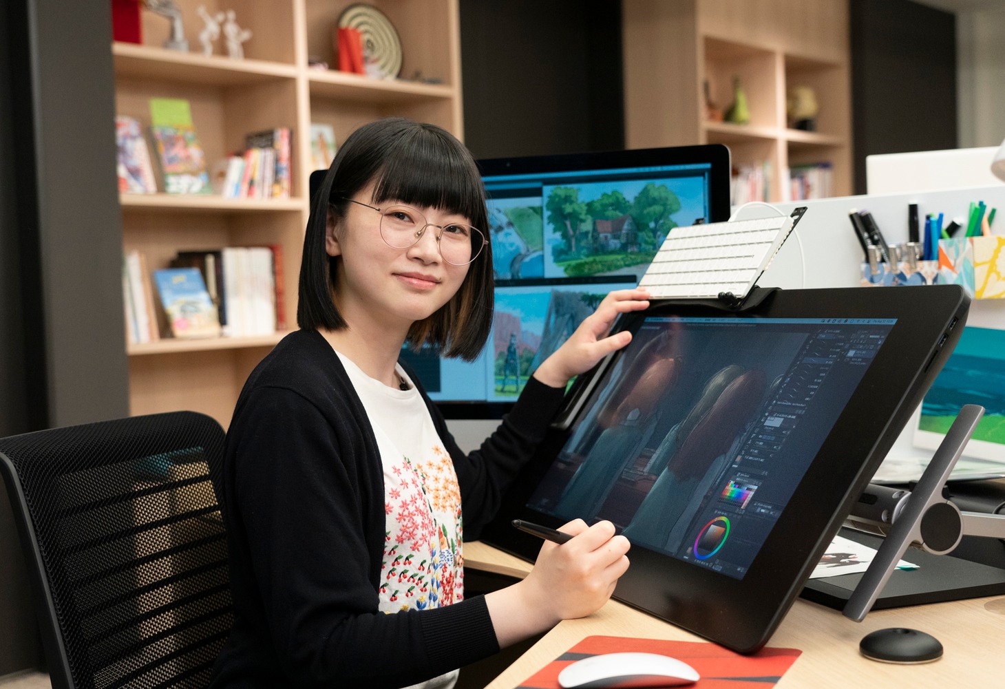 左から「Netflixアニメ・クリエイターズ・ベース」所属デザイナーの石舘波子。