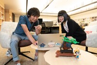 左からNetflixアニメのチーフ・プロデューサーである櫻井大樹、「Netflixアニメ・クリエイターズ・ベース」所属デザイナーの石舘波子。