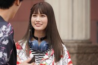 橙野ハチ子役の生見愛瑠。