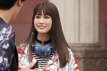 橙野ハチ子役の生見愛瑠。