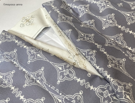 百葉堂の小紋百葉松縞（銀鼠白抜き）、刺繍半襟十字繋ぎ。