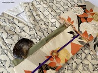 百葉堂の小紋百葉松縞（象牙に黒）、刺繍半襟十字繋ぎ。