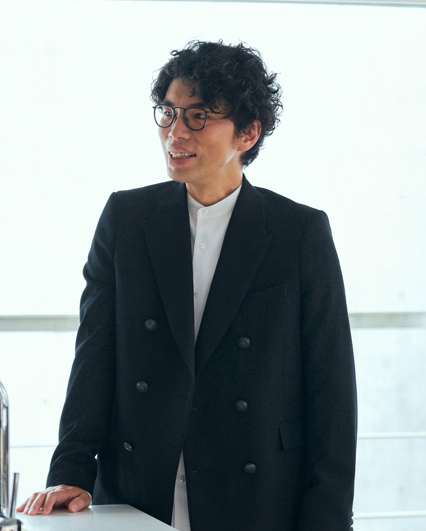 片桐仁扮する永野晋。(c)テレビ東京