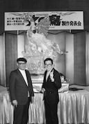1978年2月の映画「火の鳥」製作発表会にて。左から手塚治虫と市川崑。
