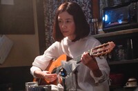 ドラマ「スナック キズツキ」第1話場面写真 (c)『スナック キズツキ』製作委員会