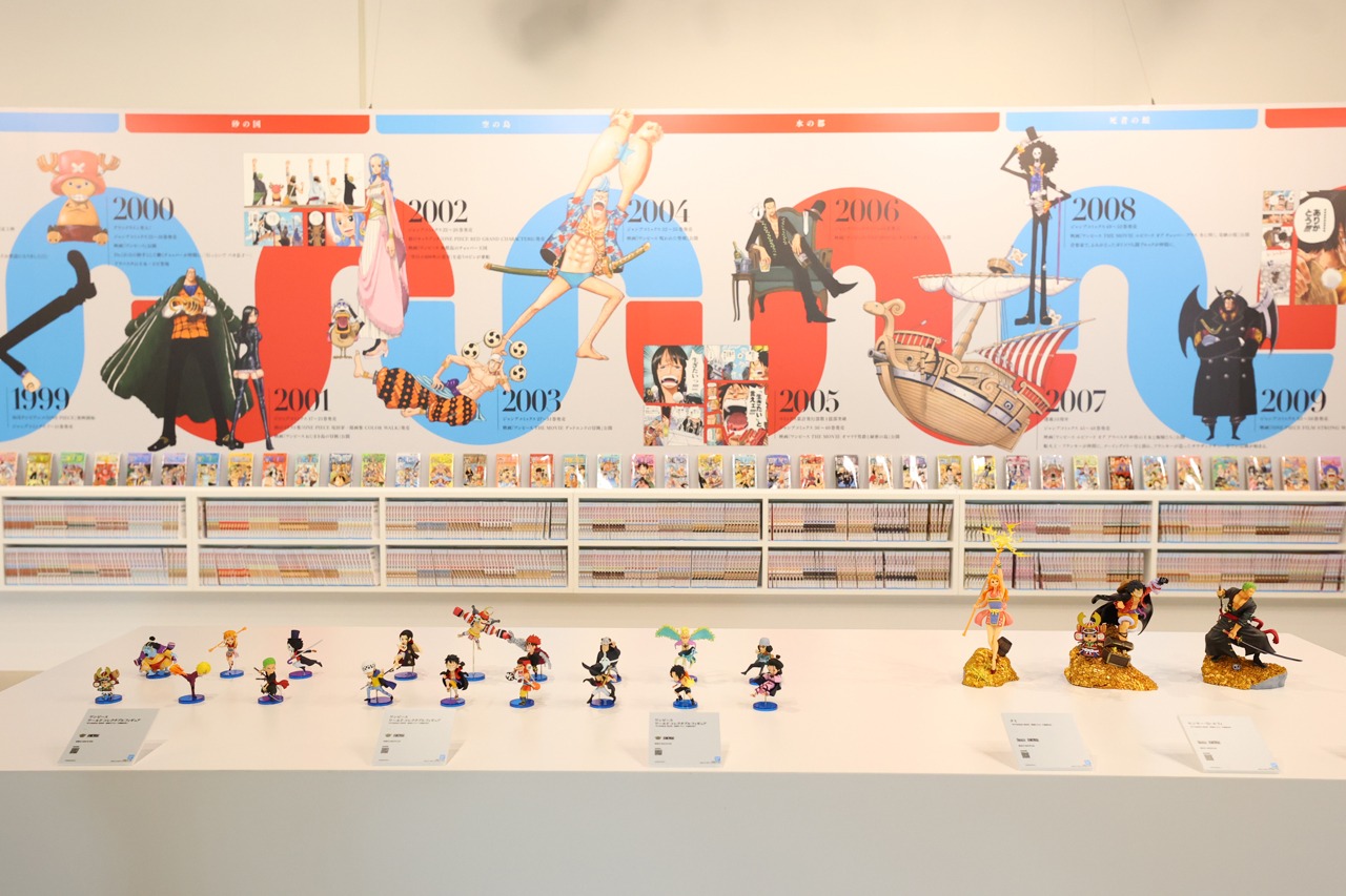 「100巻立ち読み図書館」に展示されたフィギュア。(c)尾田栄一郎/集英社