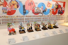 「100巻立ち読み図書館」に展示されたフィギュア。(c)尾田栄一郎/集英社