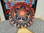 「【天開司×大川ぶくぶ】クッション」の使用イメージ。