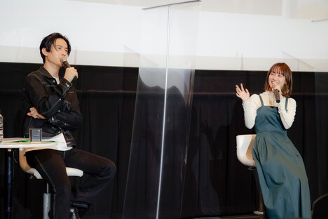 TVアニメ「先輩がうざい後輩の話」 先行上映会より。左から武内駿輔、楠木ともり。Photo：コザイリサ